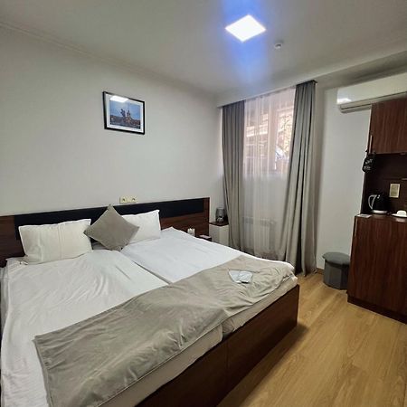 Mashtots Hotel Erivan Exterior foto
